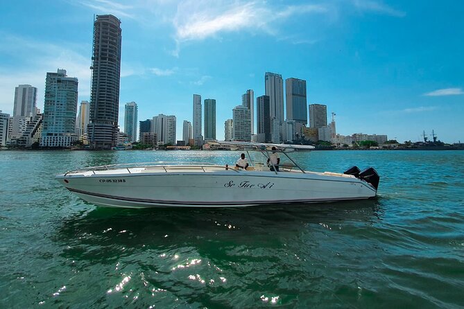 Boat rental for the Rosario Islands up to 15 people. - Isla Grande and the first stretch of open water
