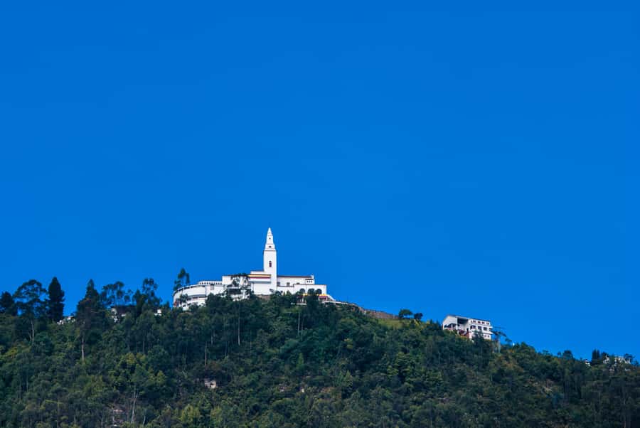 Bogotá: City Tour with Monserrate Hill, transfers and guide - Bolívar Square and Bogotá’s political heart