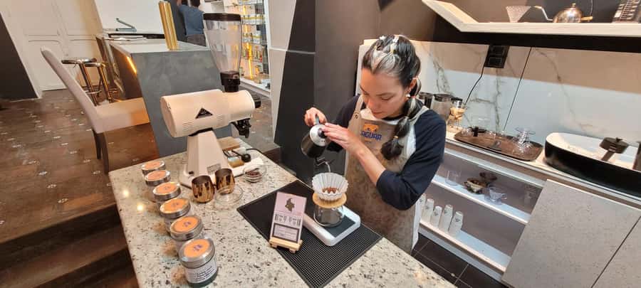 Bogota: Coffee Tasting, Roasting, Filtration & Espresso Tour - Filtration practice with a barista