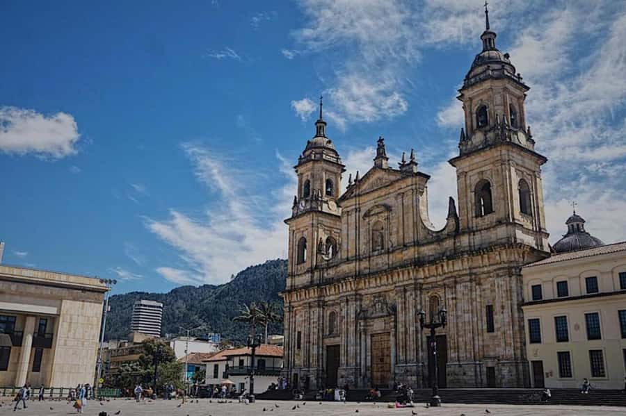 Bogotá: Guided La Candelaria Walking Tour - Why La Candelaria works best with a guide