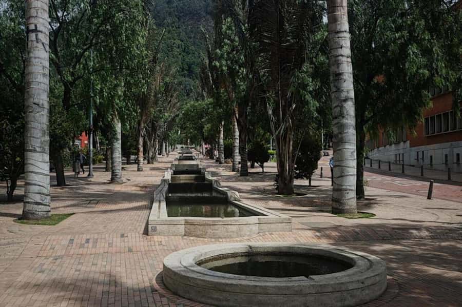 Bogotá: Guided La Candelaria Walking Tour - Group size, guides, and the human side