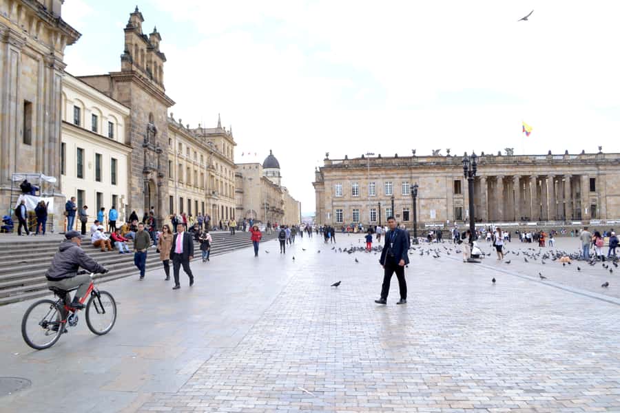 Bogotá: Guided La Candelaria Walking Tour - Colonial houses beside modern street art