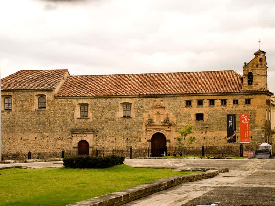 Bogotá: Private Candelaria Walking Tour with Gold Museum - The advantage of a private guide
