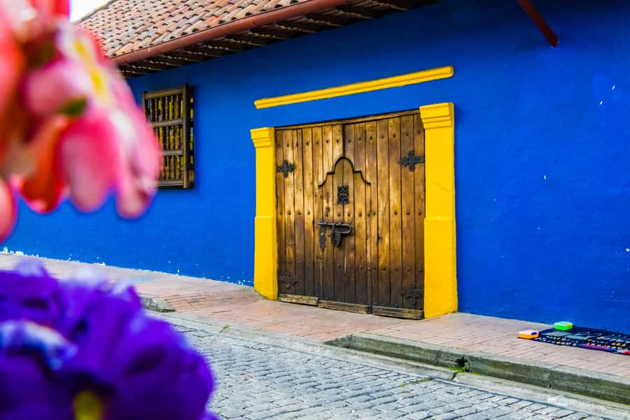 Bogotá: Private Candelaria Walking Tour with Gold Museum - La Candelaria on foot, from murals to old churches