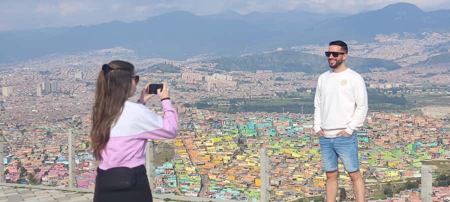 Bogotá´s Barrios: El Paraíso Favela Tour with Cable Car - Walking through colorful streets and local art