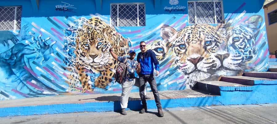 Bogotá´s Barrios: El Paraíso Favela Tour with Cable Car - Meeting community leaders and learning what is changing