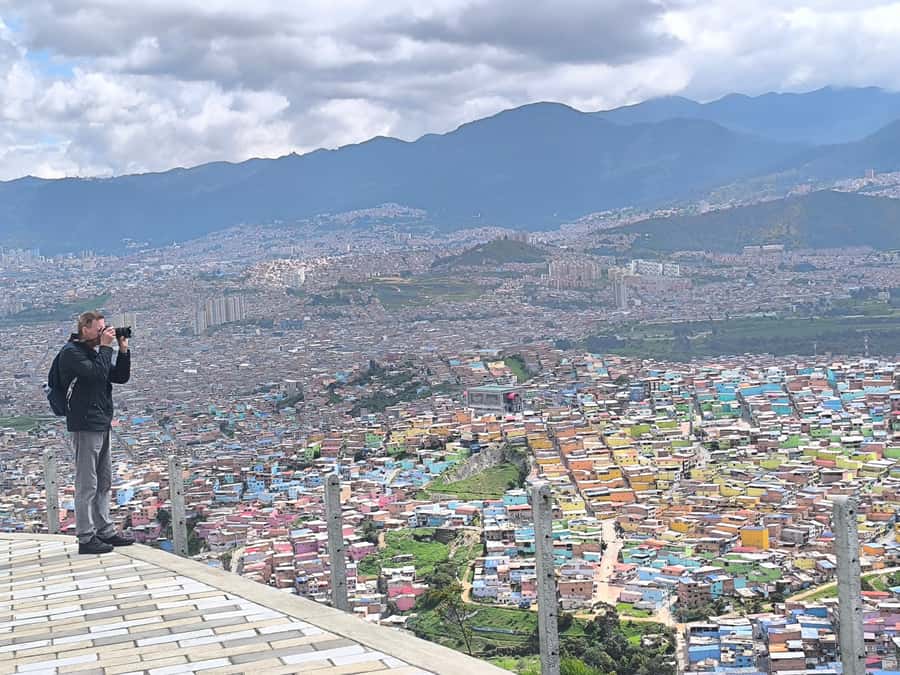 Bogotá´s Barrios: El Paraíso Favela Tour with Cable Car - The city panorama from above