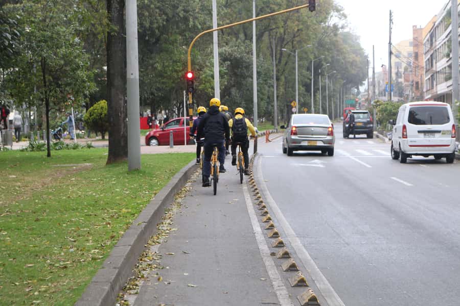 Bogotá: Shared Bike Tour - 7th Avenue, from salt road to city spine