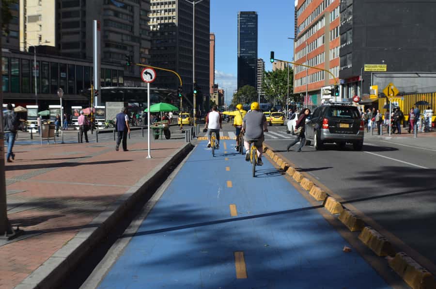 Bogotá: Shared Bike Tour - Parkway Boulevard and a greener ride