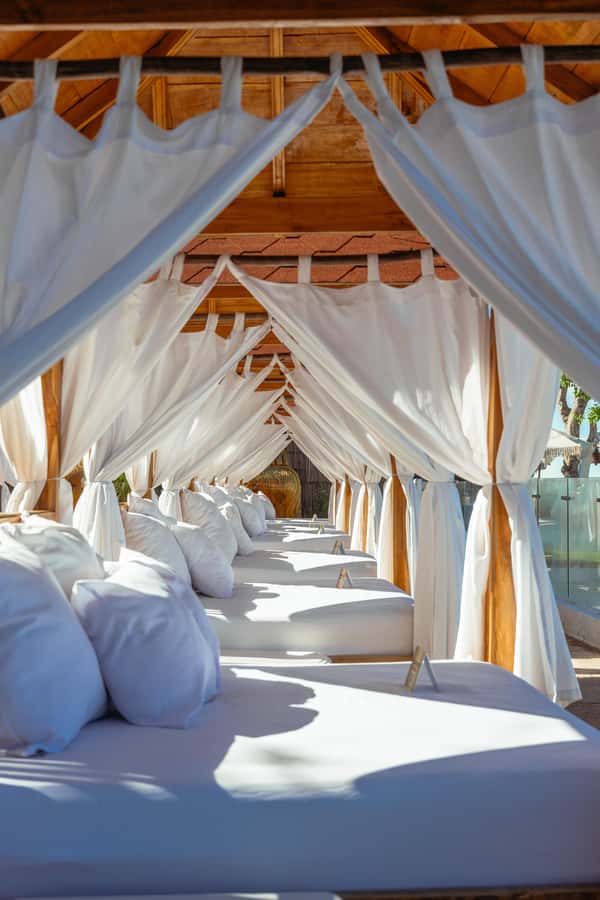 BORA BORA AREA CLUB - Choosing your bed and paying for the view