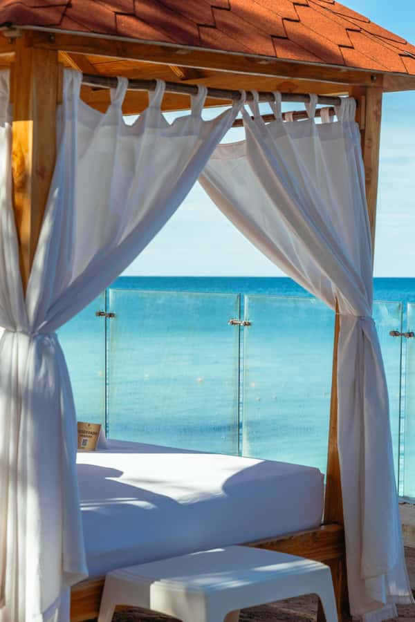 BORA BORA AREA CLUB - Service, dancing, and the party atmosphere