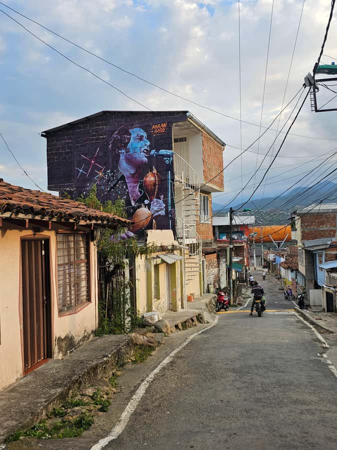Cali: Comuna 20 Siloé Street Art Tour - The cable car ride adds a useful ten minutes