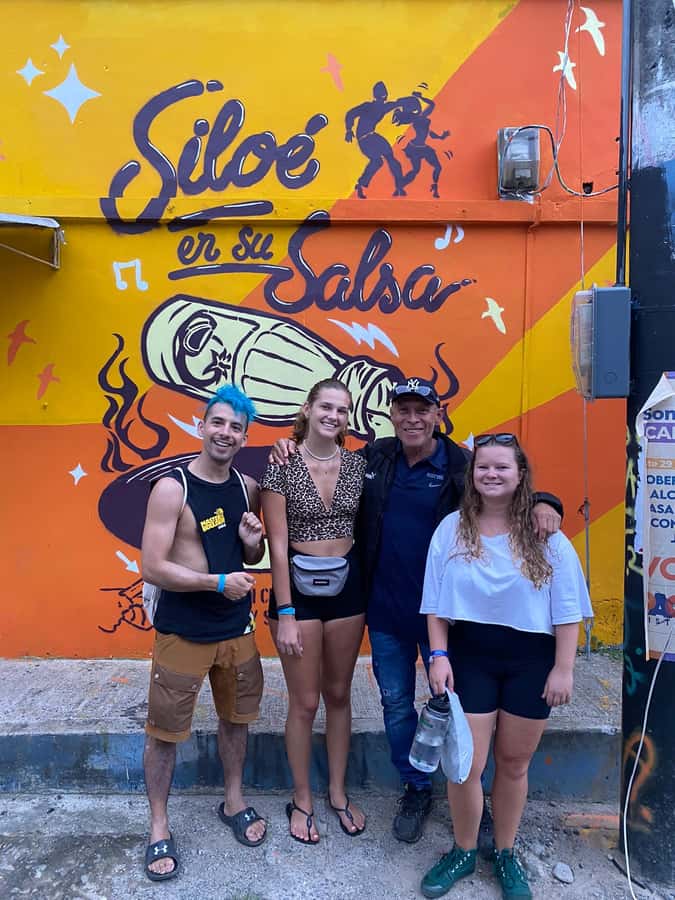 Cali: Comuna 20 Siloé Street Art Tour - What to bring for the mountain walk