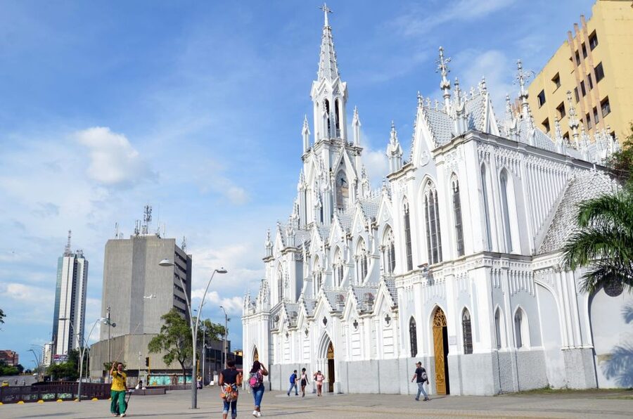 Cali: Discover Cali City Highlights and Local Drink - Theatre, Boulevard del Río, and Iglesia La Ermita