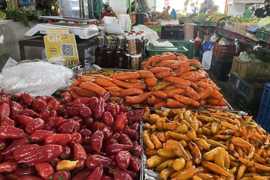 Cali: Fruit Market Walking Tour with Tastings - Tasting unfamiliar Colombian fruits
