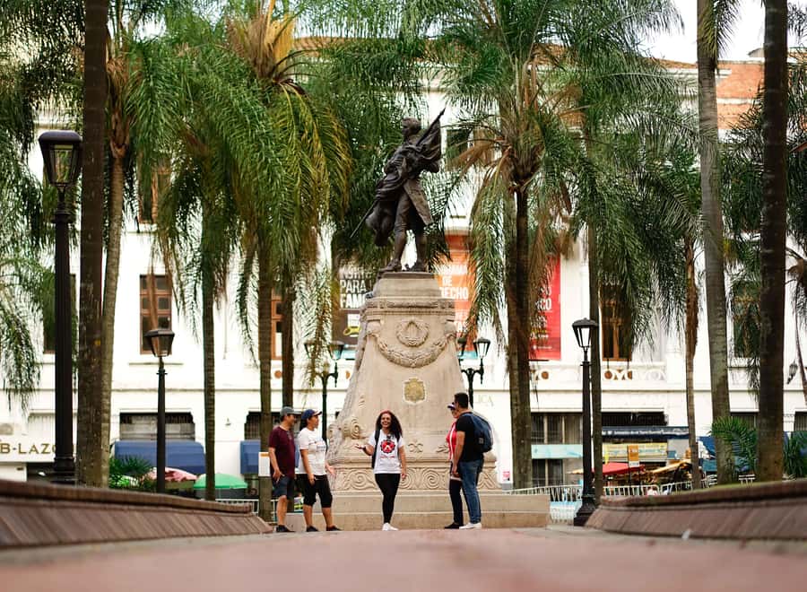 Cali: Walking tour of the historic center - The typical drink and boulevard stop
