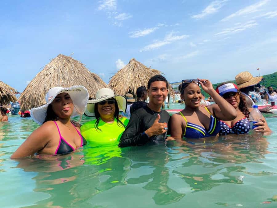 Cartagena: 4 Island Day Trip by Boat and Caribbean Lunch - One hour at Agua Azul, Barú