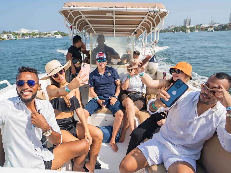 Cartagena: 5 Rosario Islands, Full party with drinks, Snorkeling and lunch - Rosario Islands snorkeling and the submerged plane