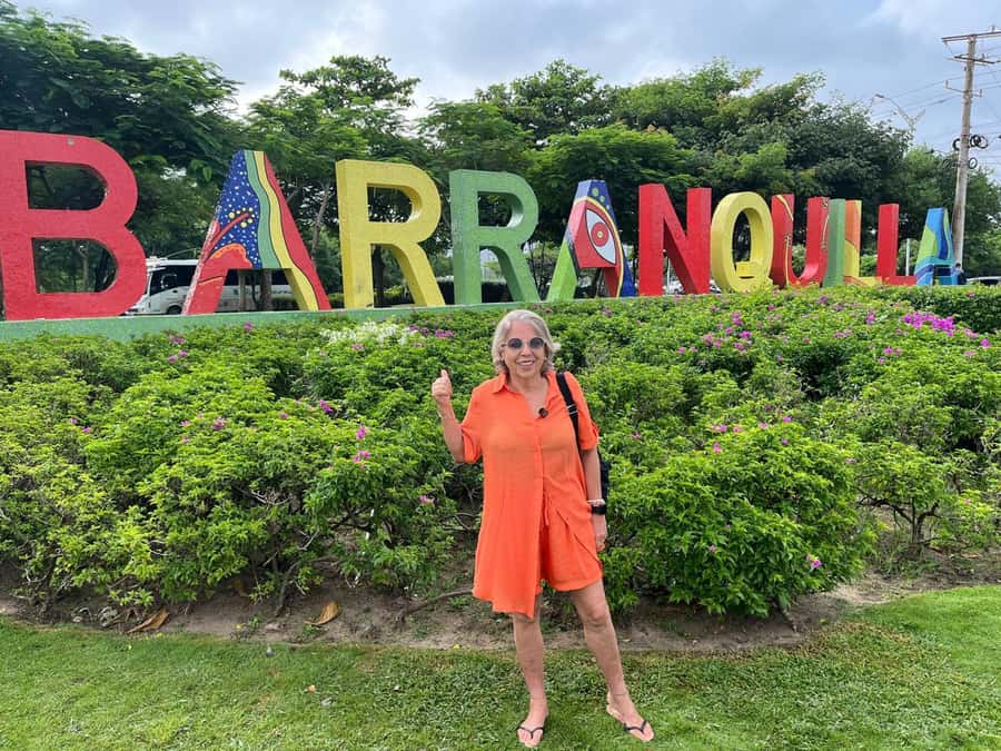 Cartagena: Barranquilla and Santa Marta BILINGUAL GUIDE - Barranquilla’s riverfront and modern symbols
