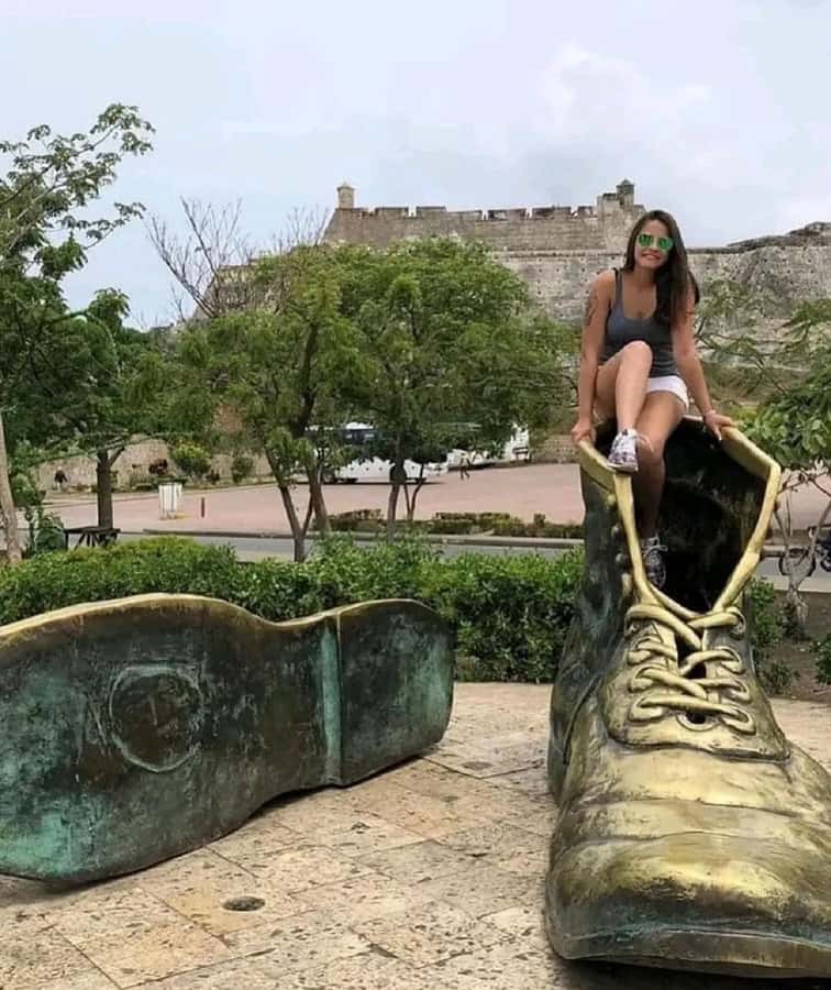 Cartagena: BILINGUAL CITY TOUR San Felipe Castle & Old city - Walking through the walled city