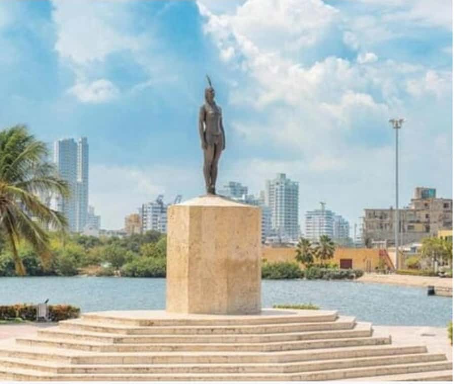 Cartagena: BILINGUAL CITY TOUR San Felipe Castle & Old city - The chiva ride through Bocagrande, Laguito, and Castillogrande