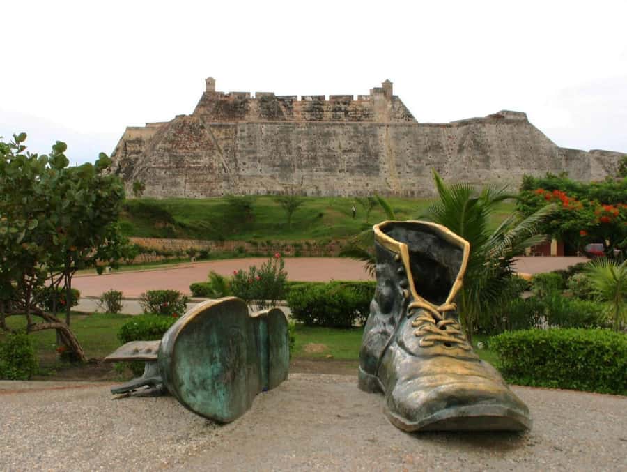 Cartagena: BILINGUAL CITYTOUR + SAN FELIPE CASTLE & Old city - Las Botas Viejas offers the easiest photo stop