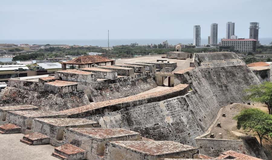 Cartagena: BILINGUAL CITYTOUR + SAN FELIPE CASTLE & Old city - Four hours means a broad look, not a slow one