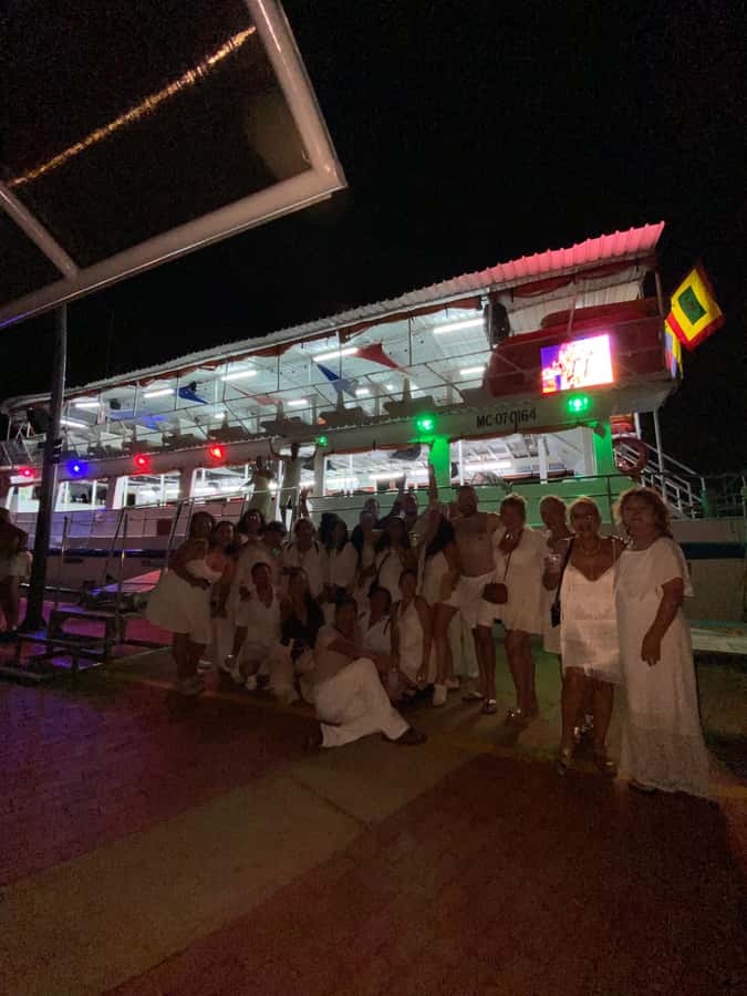 Cartagena: Buffet & party night,cocktails sailing in the bay - Who will enjoy this evening most?
