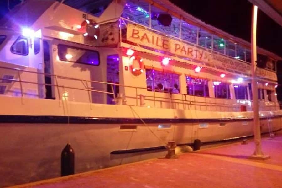 Cartagena: Buffet & party night,cocktails sailing in the bay - A night cruise with Cartagena as the backdrop