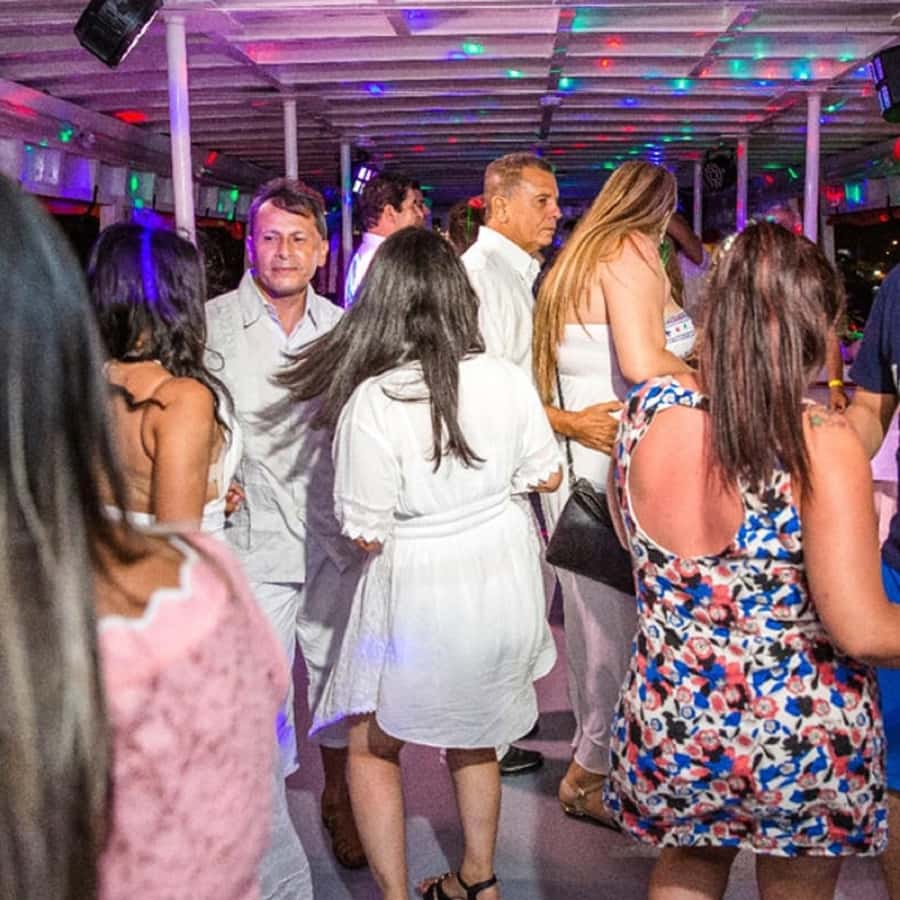 Cartagena: Buffet & party night,cocktails sailing in the bay - The first minutes on board