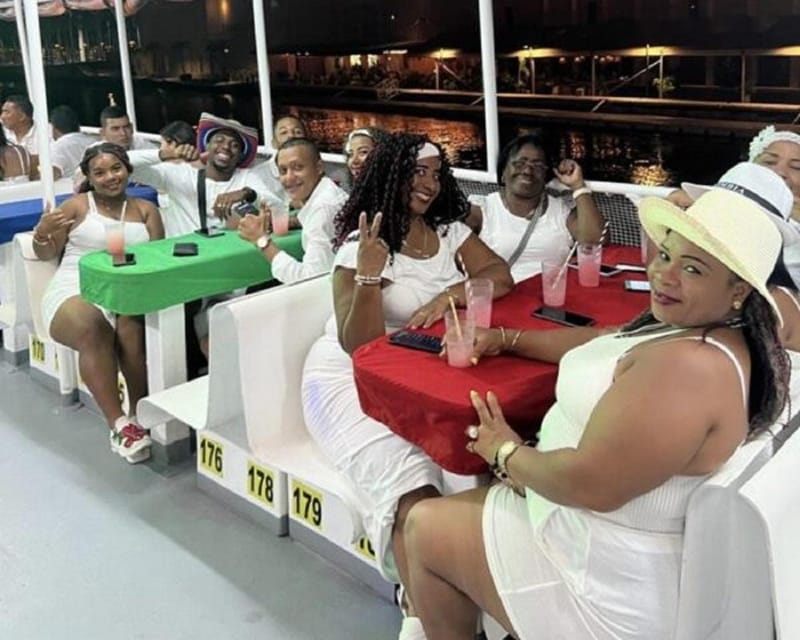 Cartagena: Buffet & party night,cocktails sailing in the bay - Buffet dinner with a vegetarian option