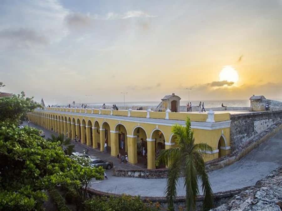 Cartagena: CITY TOUR OVERVIEW of the city Boots castle chiva - San Felipe Castle from the chiva