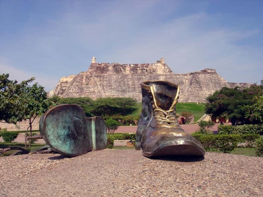 Cartagena: CITY TOUR OVERVIEW of the city Boots castle chiva - The Cartagena letters in Barrio El Pelif
