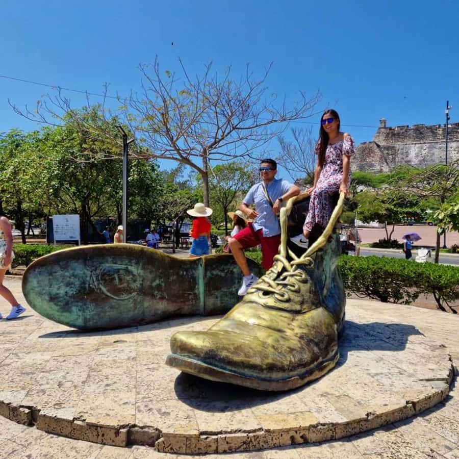 Cartagena: CITY TOUR OVERVIEW of the city Boots castle chiva - What the chiva ride is really like