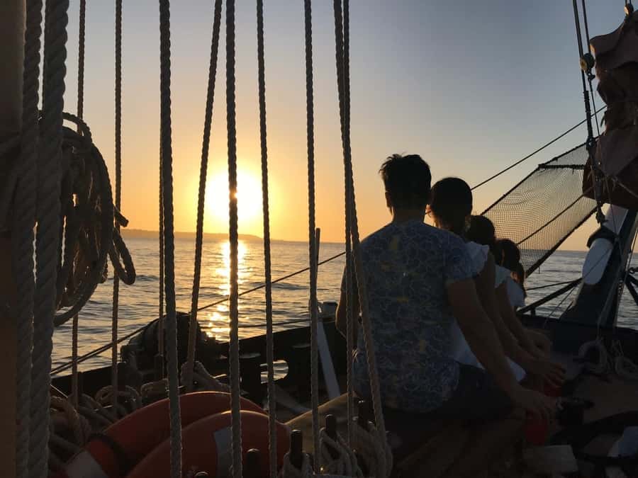 Cartagena, CO: Sunset Skyline Pirate Boat Tour with Drinks - Meeting the captain at Pegasus Pier