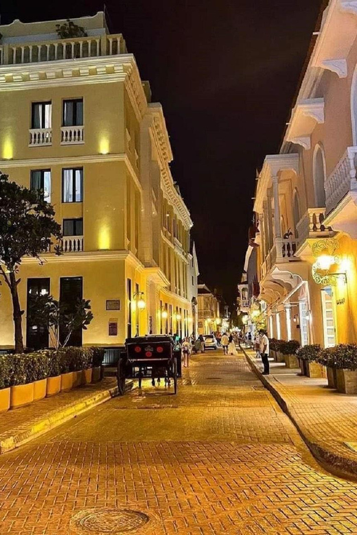 Cartagena: COLLONIAL HORSE DRAWN CARRIAGE by THE OLD CITY - Bolívar Park and the city’s central meeting place