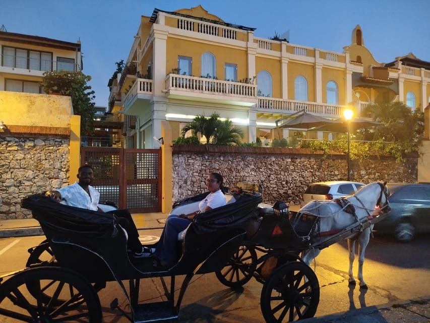 Cartagena: COLLONIAL HORSE DRAWN CARRIAGE by THE OLD CITY - A bilingual guide who keeps the history moving