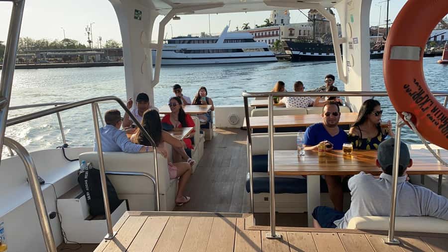 Cartagena: Cruise by the Bay with Dinner and Wine - The first views: Bocagrande and the lighthouse