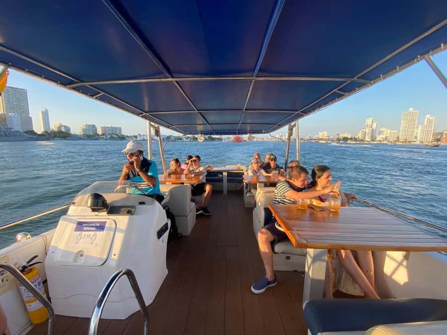 Cartagena: Cruise by the Bay with Dinner and Wine - Castillogrande and the return to the inner bay