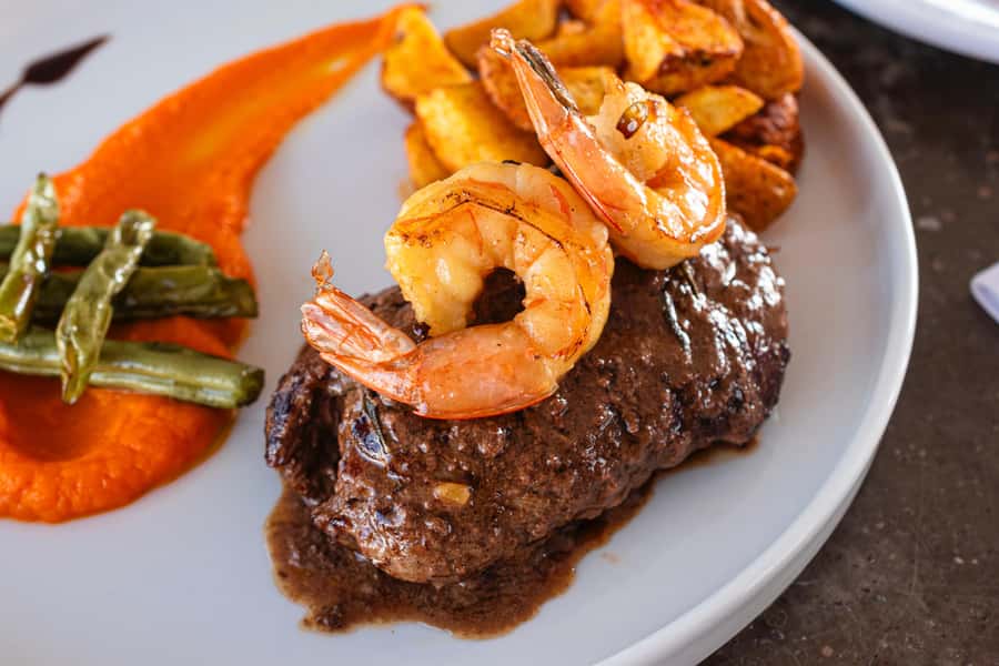 Cartagena: Cruise by the Bay with Dinner and Wine - Dinner choices and what to expect at the table