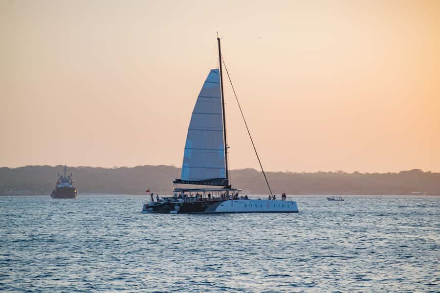 Cartagena de Indias: 2-Hour Sunset Cruise - From Manga and Bocagrande into Cartagena Bay