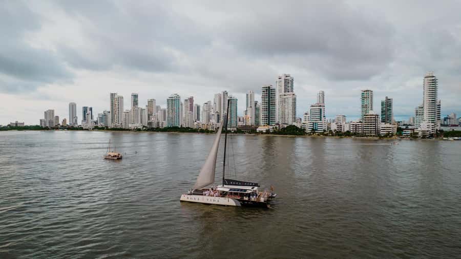Cartagena de Indias: 2-Hour Sunset Cruise - Castillo Grande, Manzanillo Island, and the open-water view