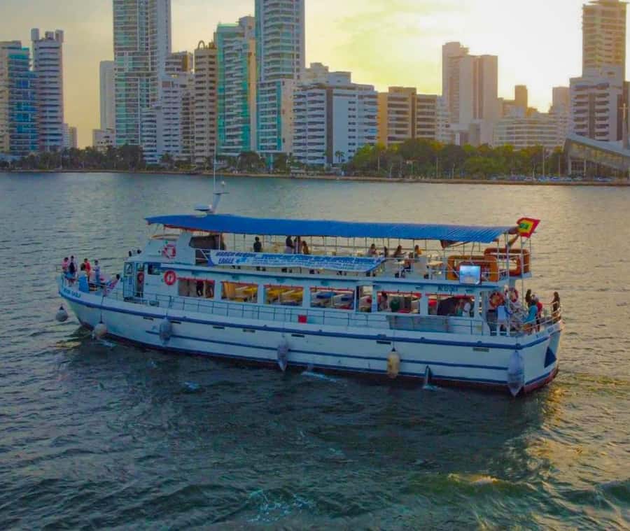 Cartagena de Indias: Sunset Cruise Open Bar with Dance Show - What the two-hour route actually offers