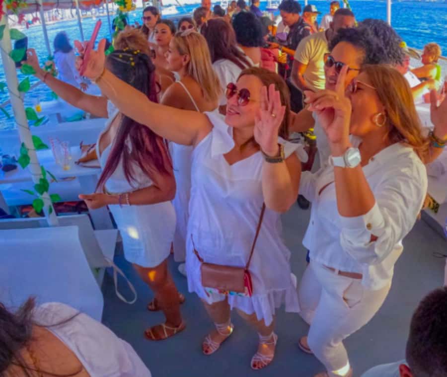 Cartagena de Indias: Sunset Cruise Open Bar with Dance Show - What is included at the bar, and what is not