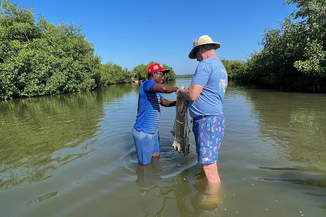 Cartagena Fishing & Crabbing • Unique Local Experience with Lunch - Learning to catch crabs and throw a net