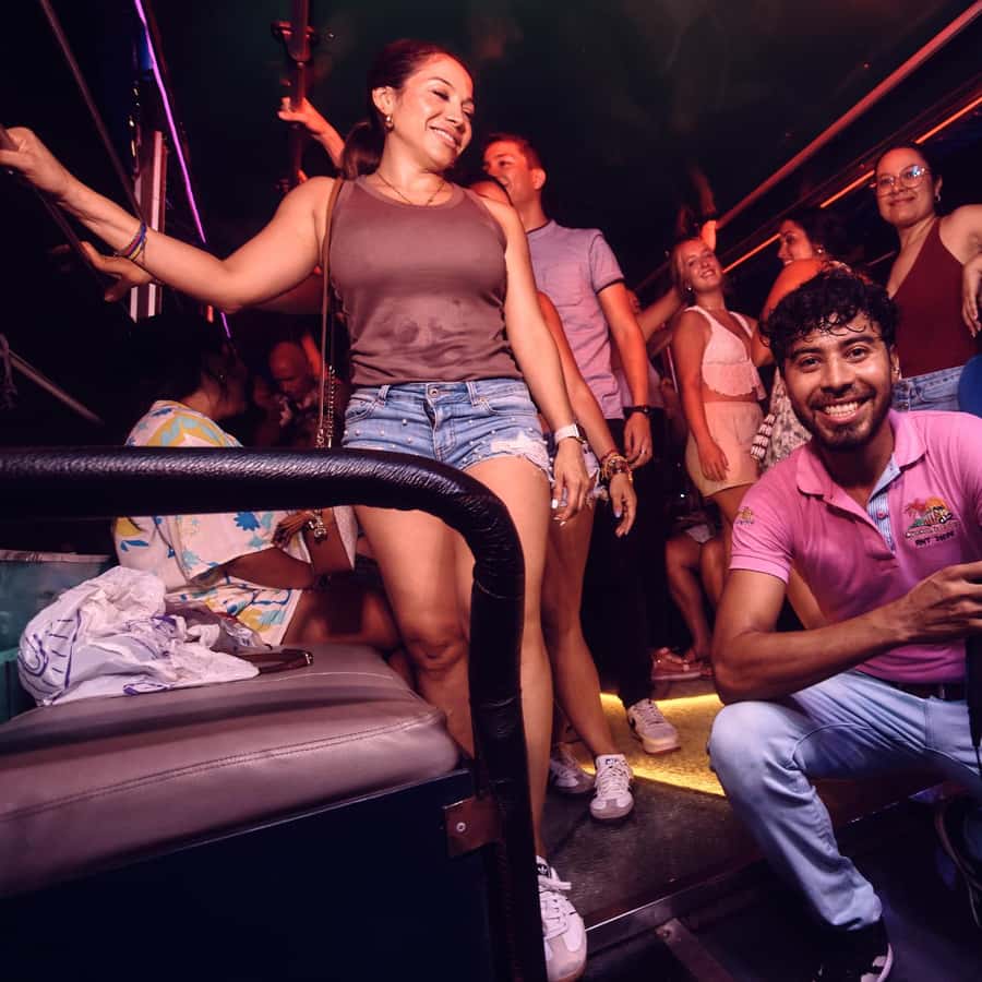 Cartagena: Funny PartyBus with dance floor and good music! - Bocagrande: the warm-up with music
