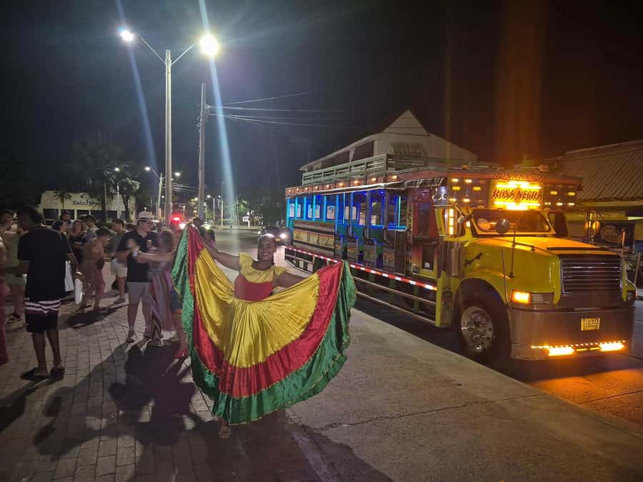 Cartagena: Night party in authentic Colombian chiva with entertainer - Choosing between the nightclub and the return ride