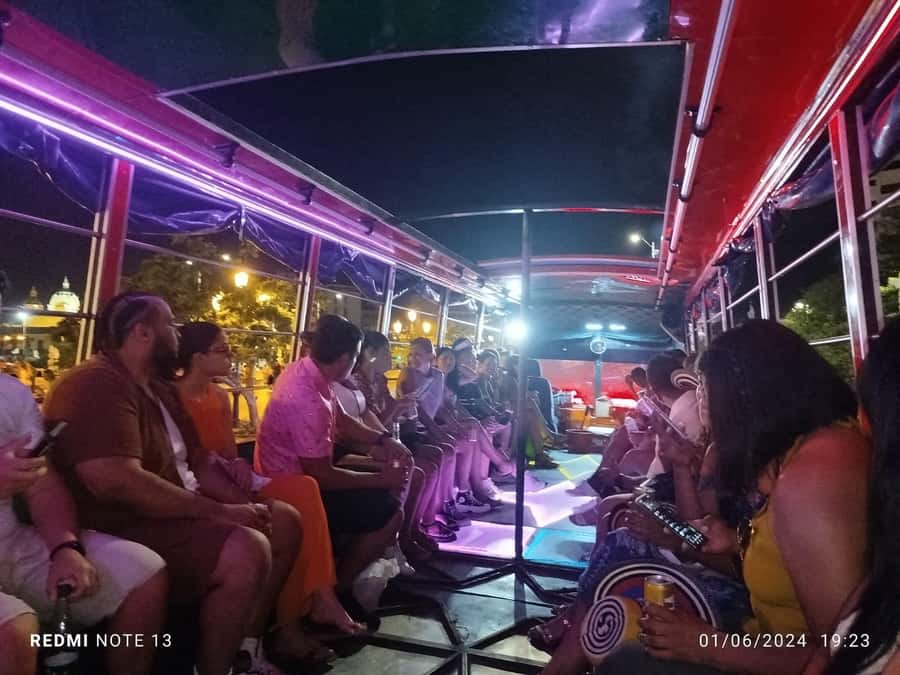 Cartagena: Party on a typical bus crossing the city - Finishing near the Arsenal and Getsemani