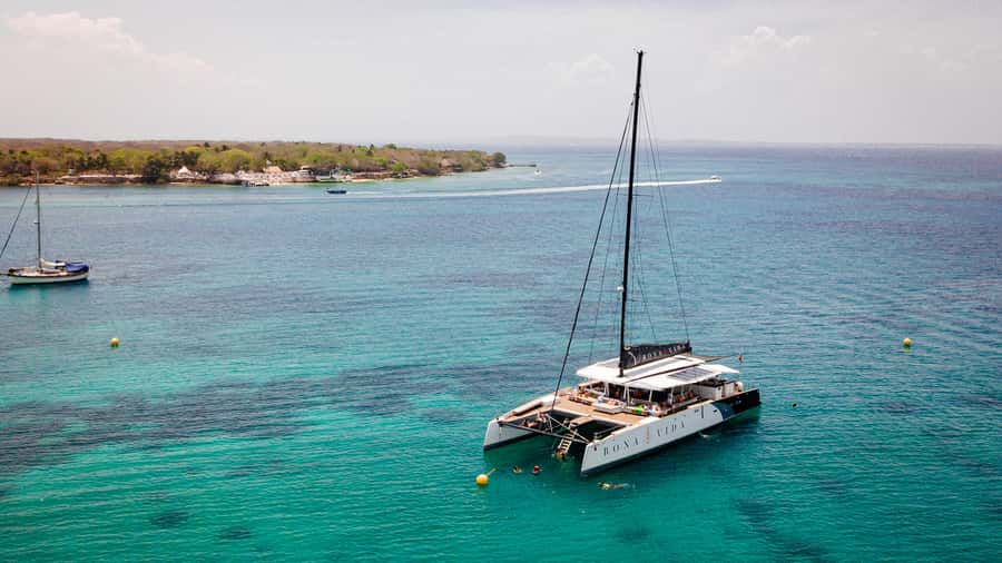 Cartagena: Rosario Islands Catamaran with Lunch and Snorkel - Lunch with a view of the sea