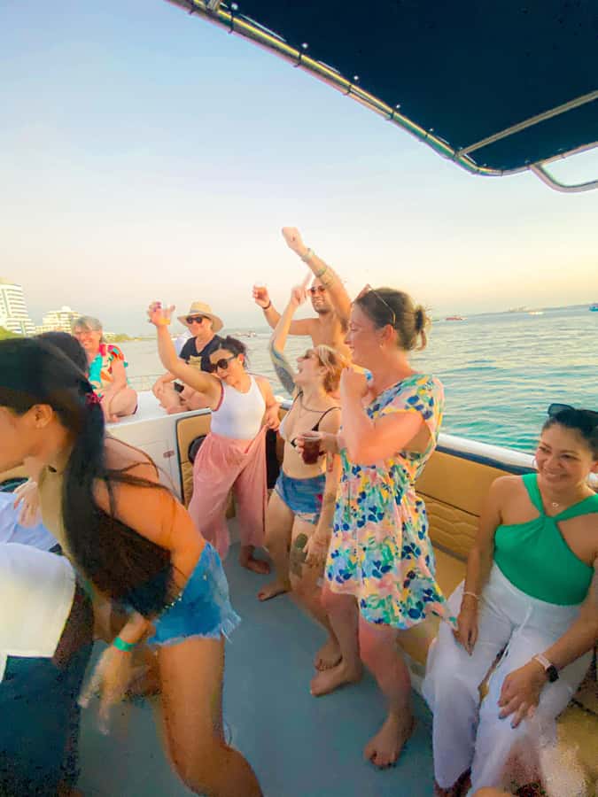 Cartagena: Speed Boat Party on the Bay with open bar - A boat party instead of a quiet Cartagena cruise